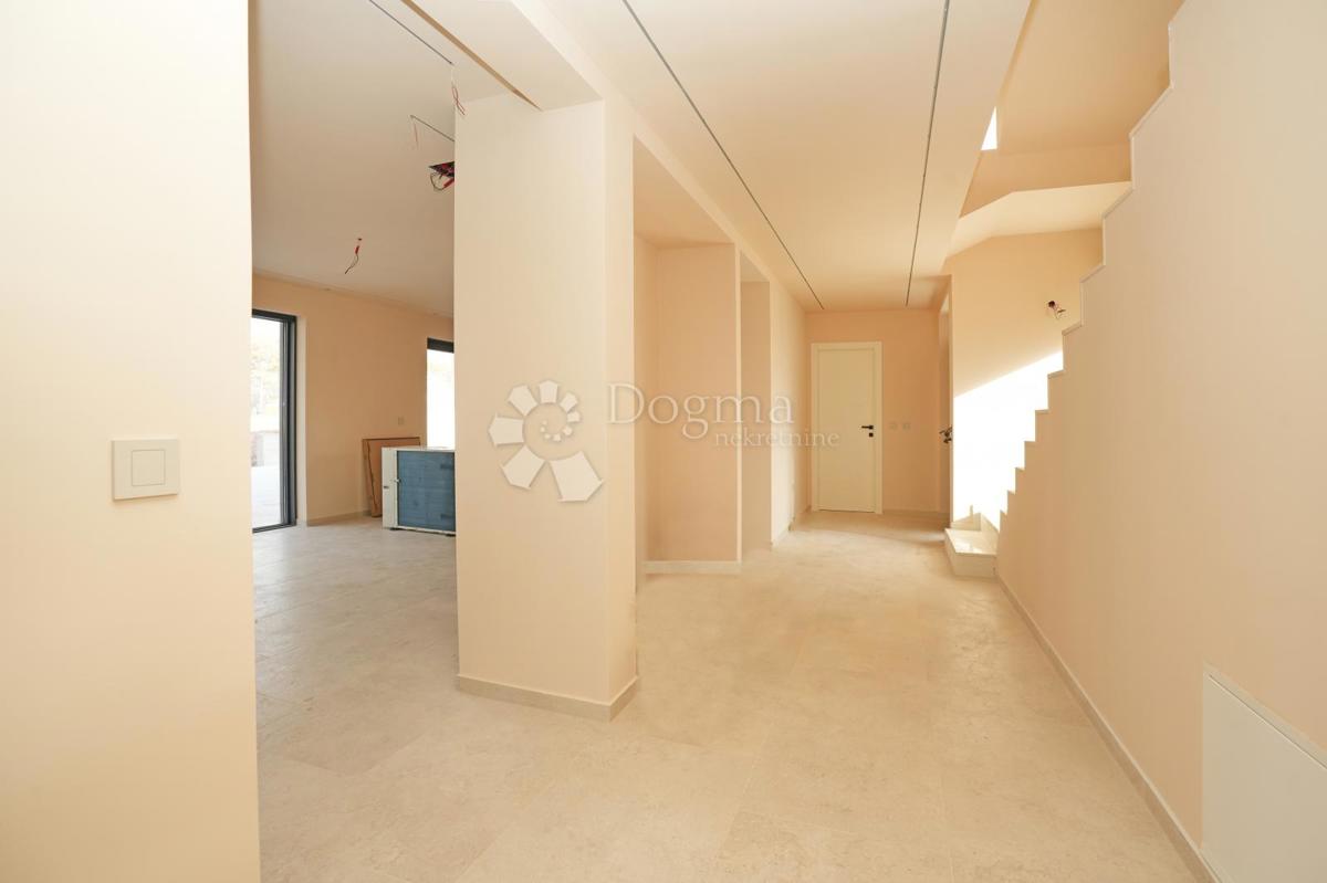 MODERNA VILA Z BAZENOM V NASELJU PRI POREČU