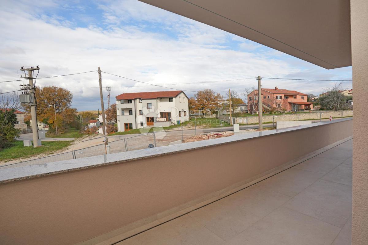 MODERNA VILA Z BAZENOM V NASELJU PRI POREČU