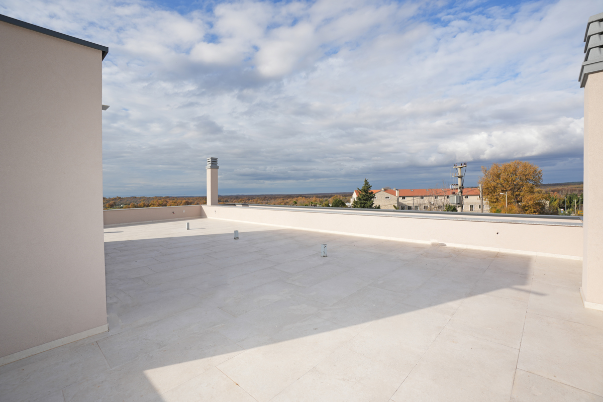 MODERNA VILA Z BAZENOM V NASELJU PRI POREČU