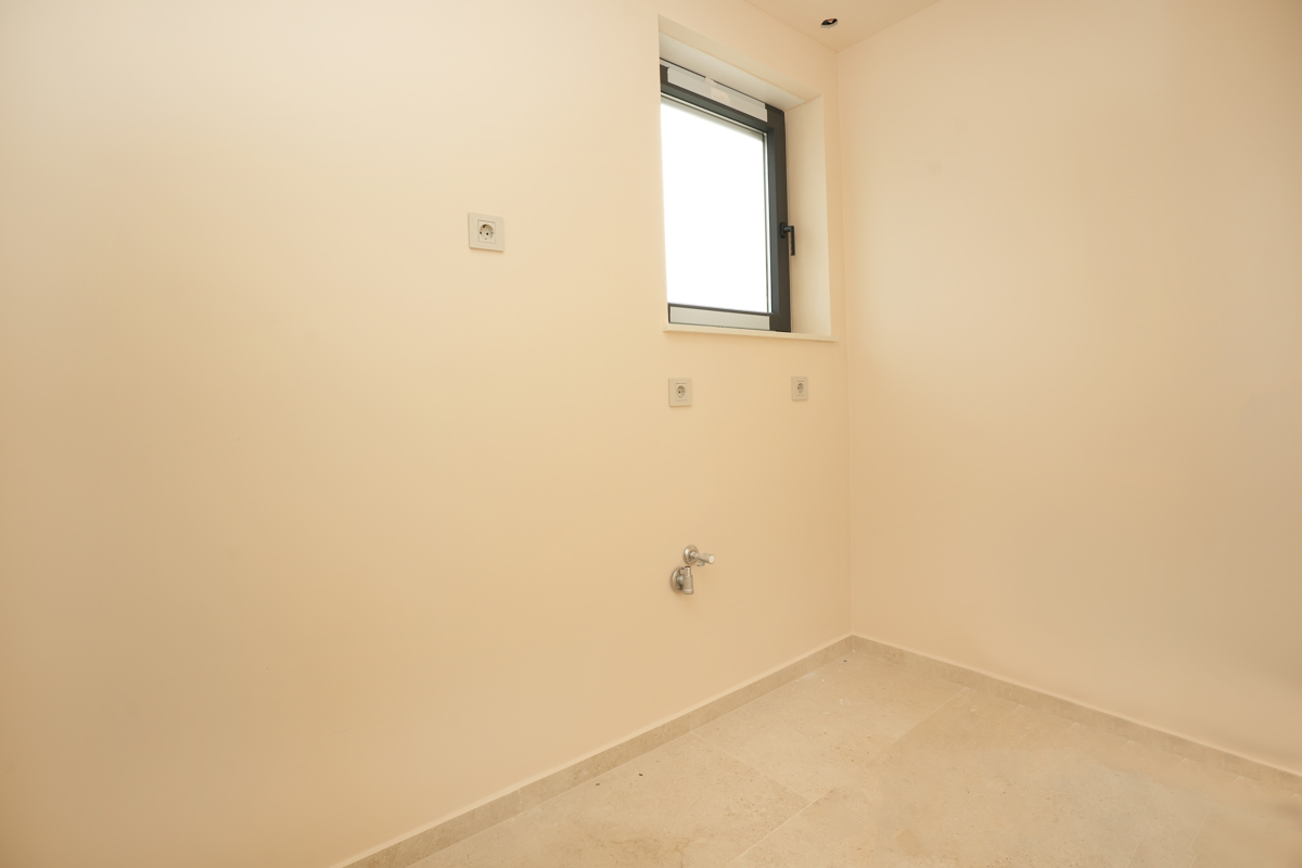 MODERNA VILA Z BAZENOM V NASELJU PRI POREČU