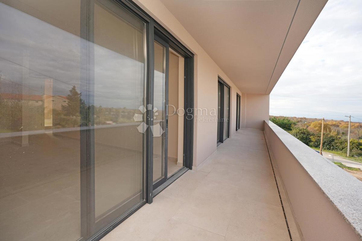 MODERNA VILA Z BAZENOM V NASELJU PRI POREČU