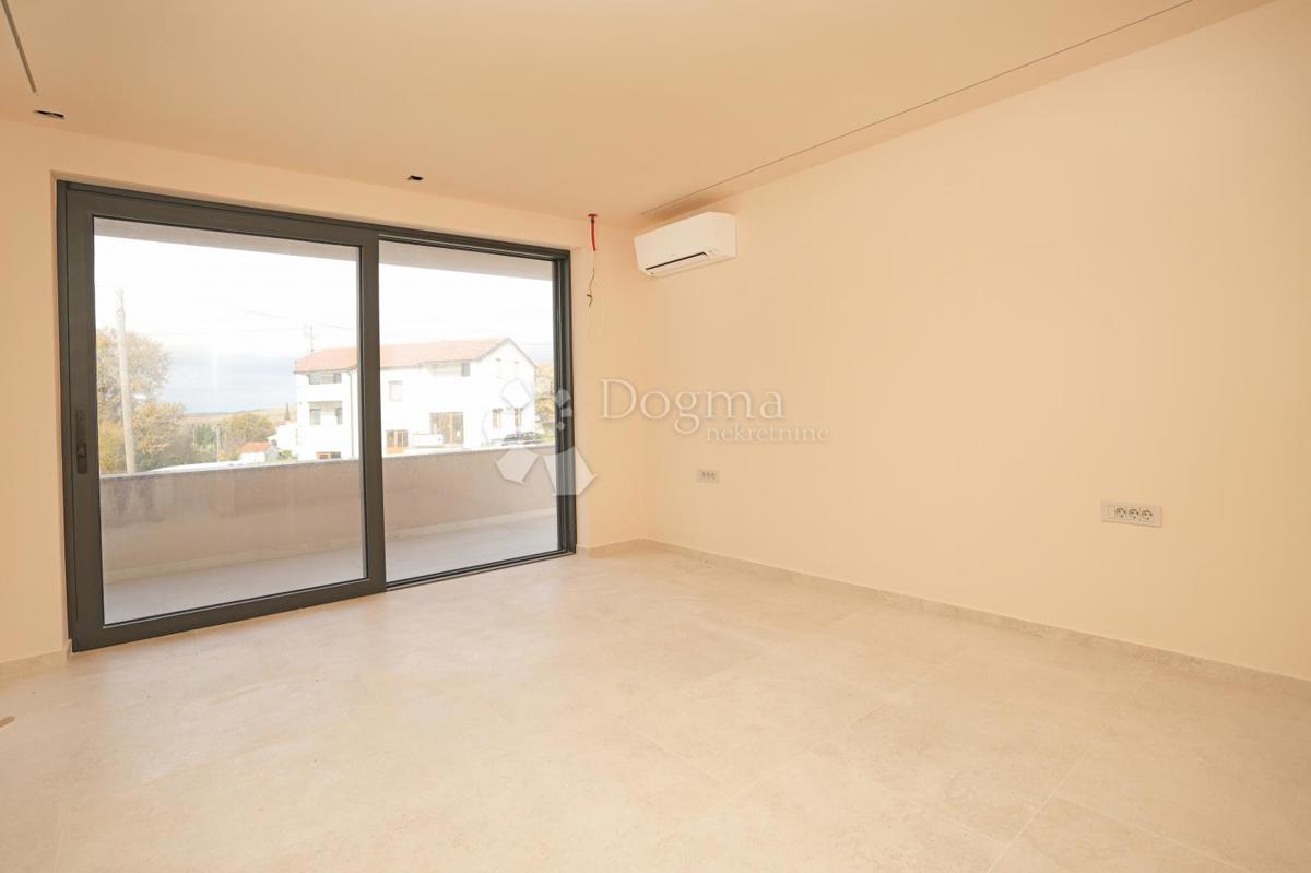 MODERNA VILA Z BAZENOM V NASELJU PRI POREČU