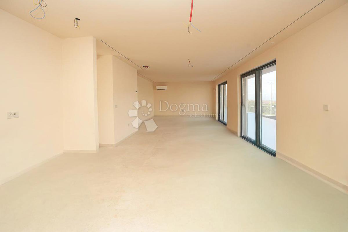 MODERNA VILA Z BAZENOM V NASELJU PRI POREČU