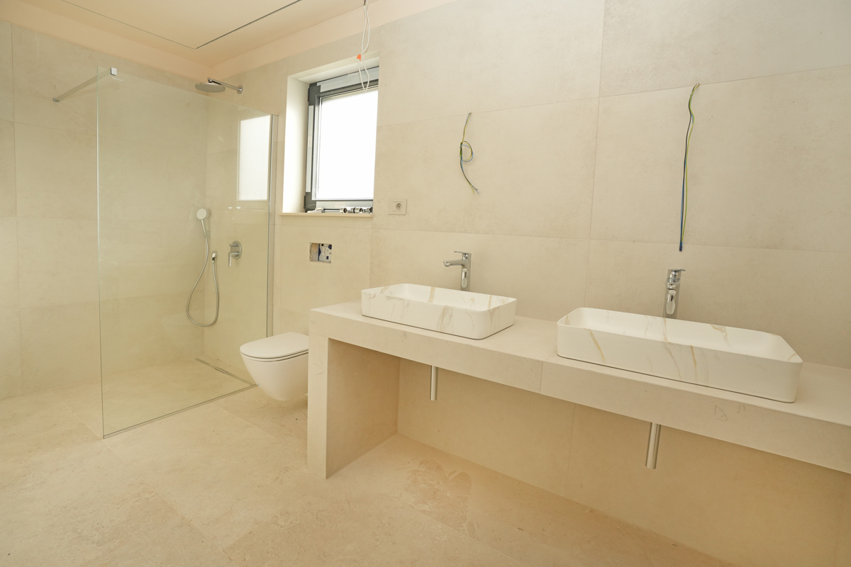 MODERNA VILA Z BAZENOM V NASELJU PRI POREČU