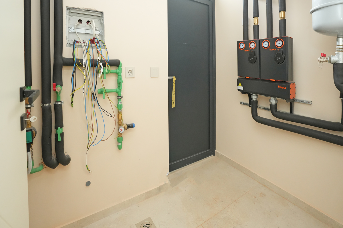 MODERNA VILA Z BAZENOM V NASELJU PRI POREČU