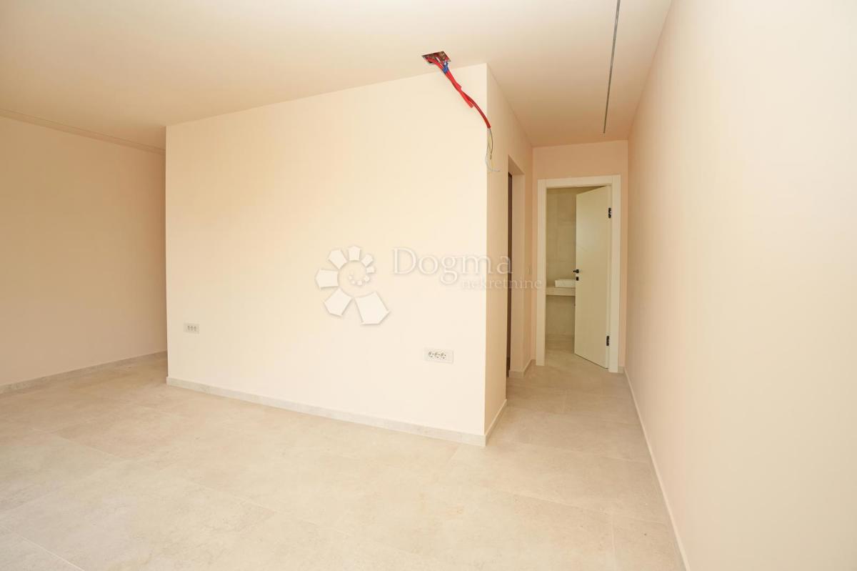 MODERNA VILA Z BAZENOM V NASELJU PRI POREČU