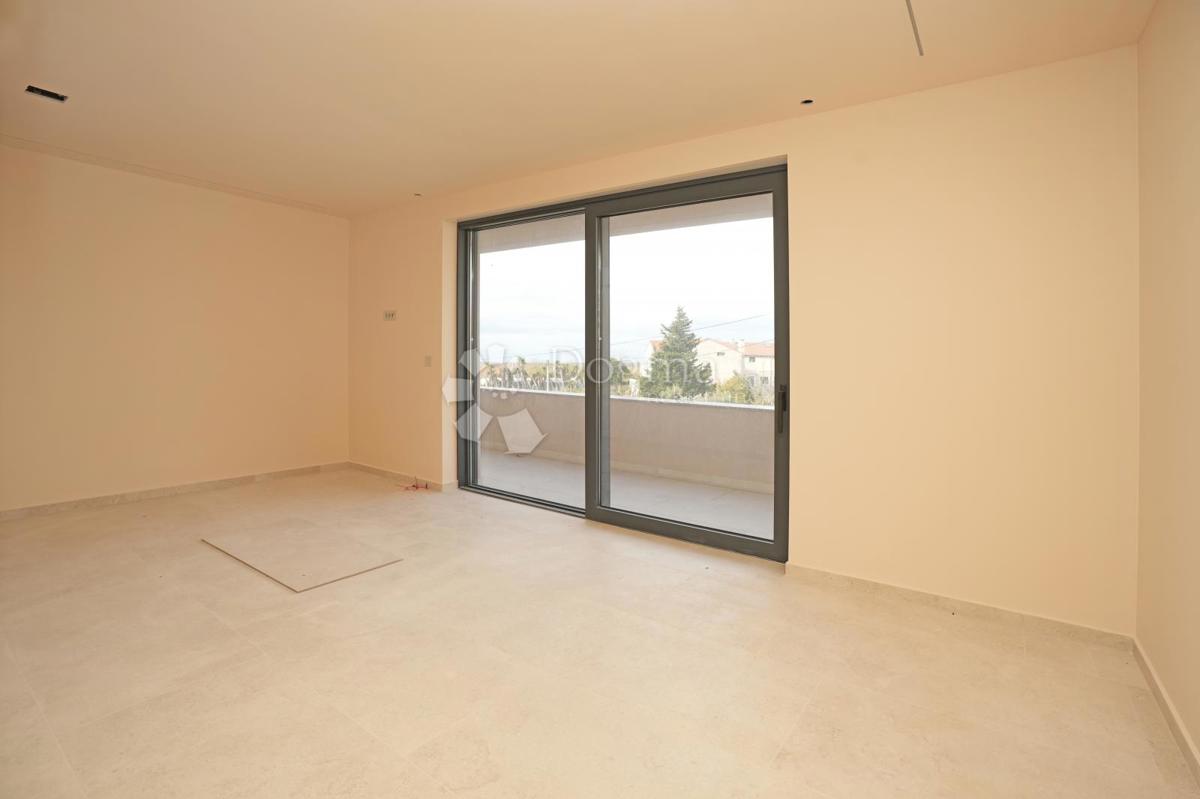 MODERNA VILA Z BAZENOM V NASELJU PRI POREČU