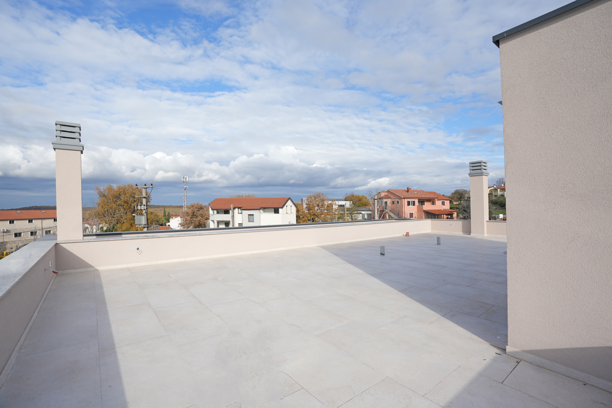 MODERNA VILA Z BAZENOM V NASELJU PRI POREČU