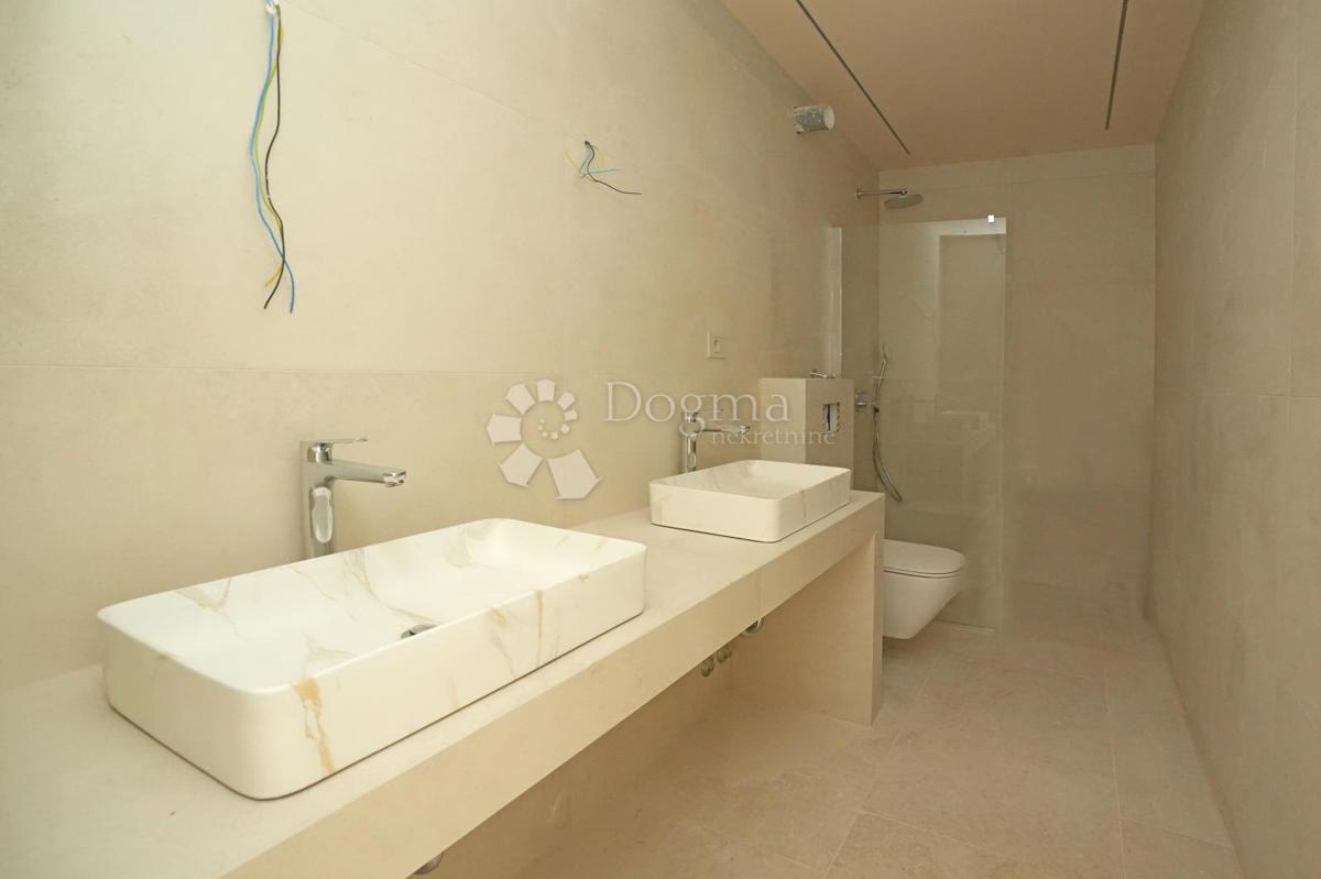 MODERNA VILA Z BAZENOM V NASELJU PRI POREČU