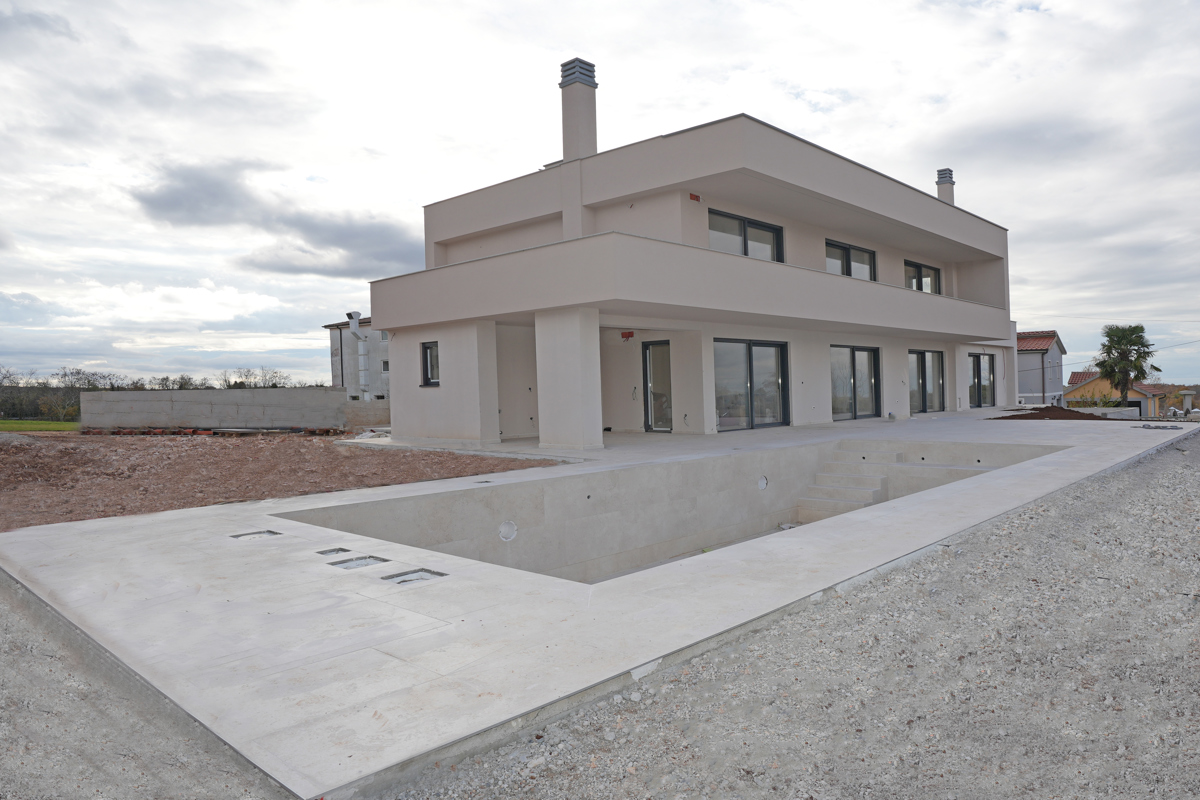 MODERNA VILA Z BAZENOM V NASELJU PRI POREČU