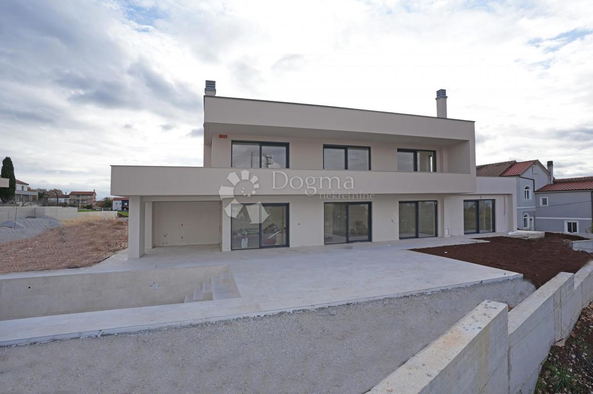 MODERNA VILA Z BAZENOM V NASELJU PRI POREČU
