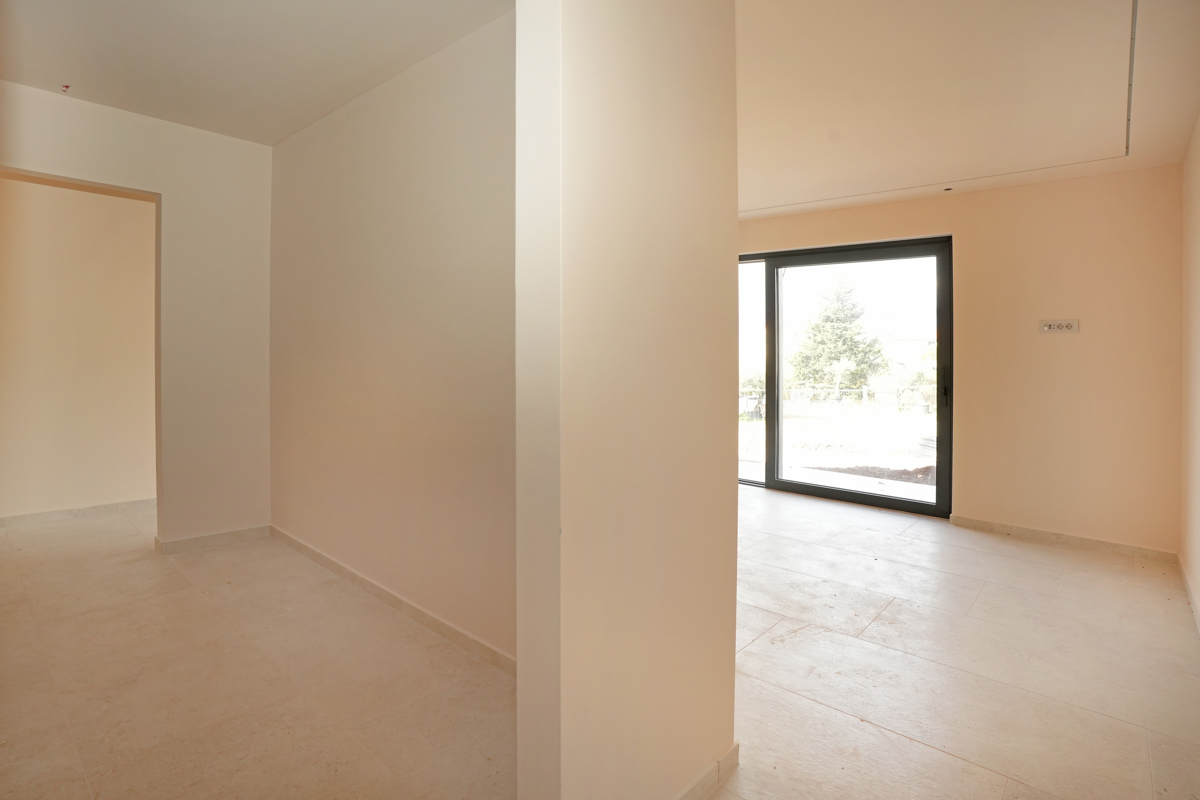 MODERNA VILA Z BAZENOM V NASELJU PRI POREČU