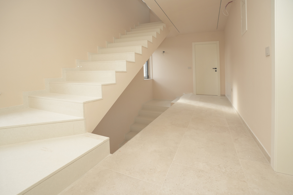 MODERNA VILA Z BAZENOM V NASELJU PRI POREČU