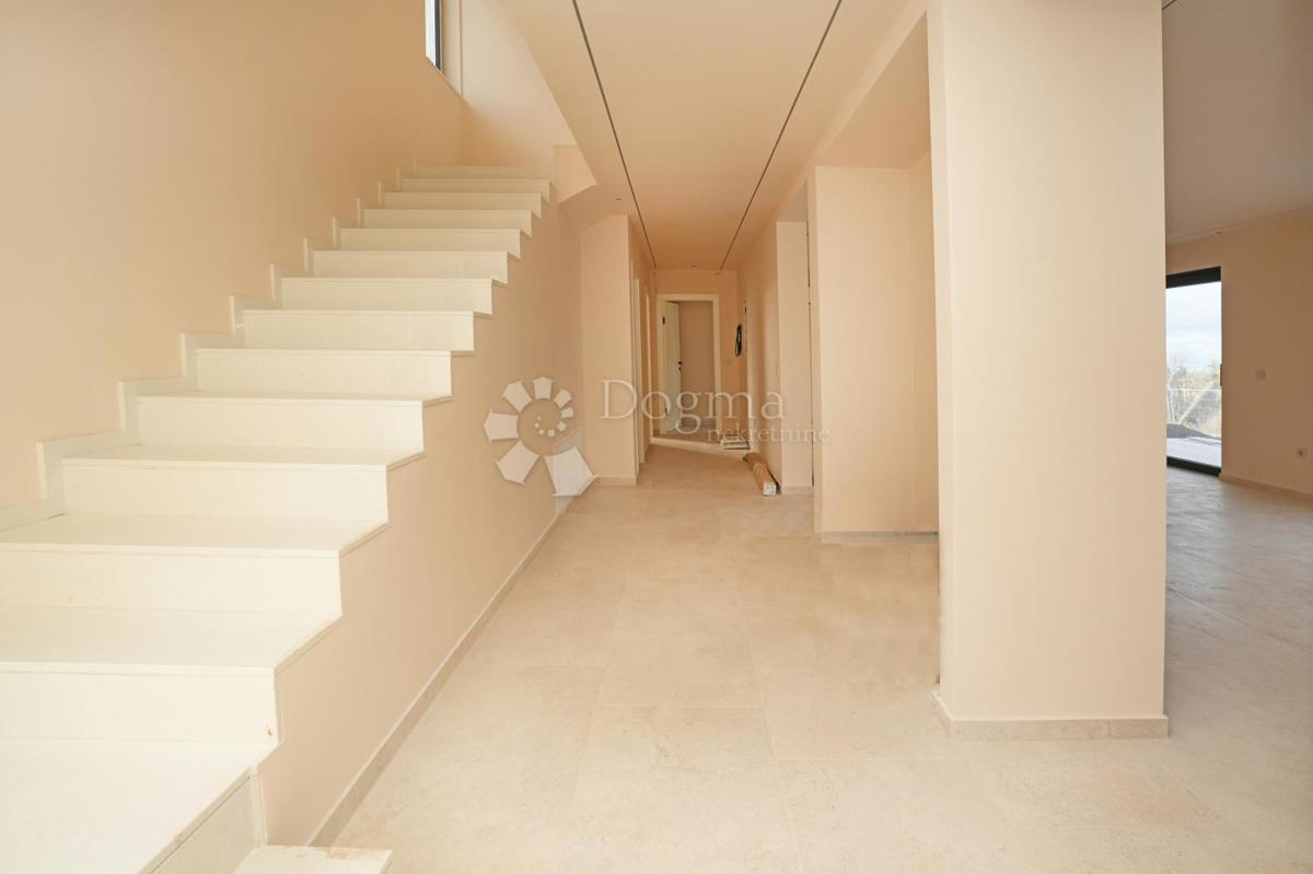 MODERNA VILA Z BAZENOM V NASELJU PRI POREČU