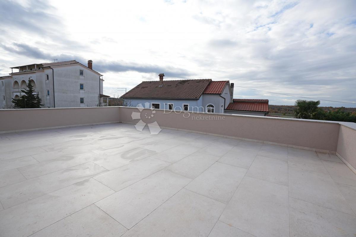 MODERNA VILA Z BAZENOM V NASELJU PRI POREČU