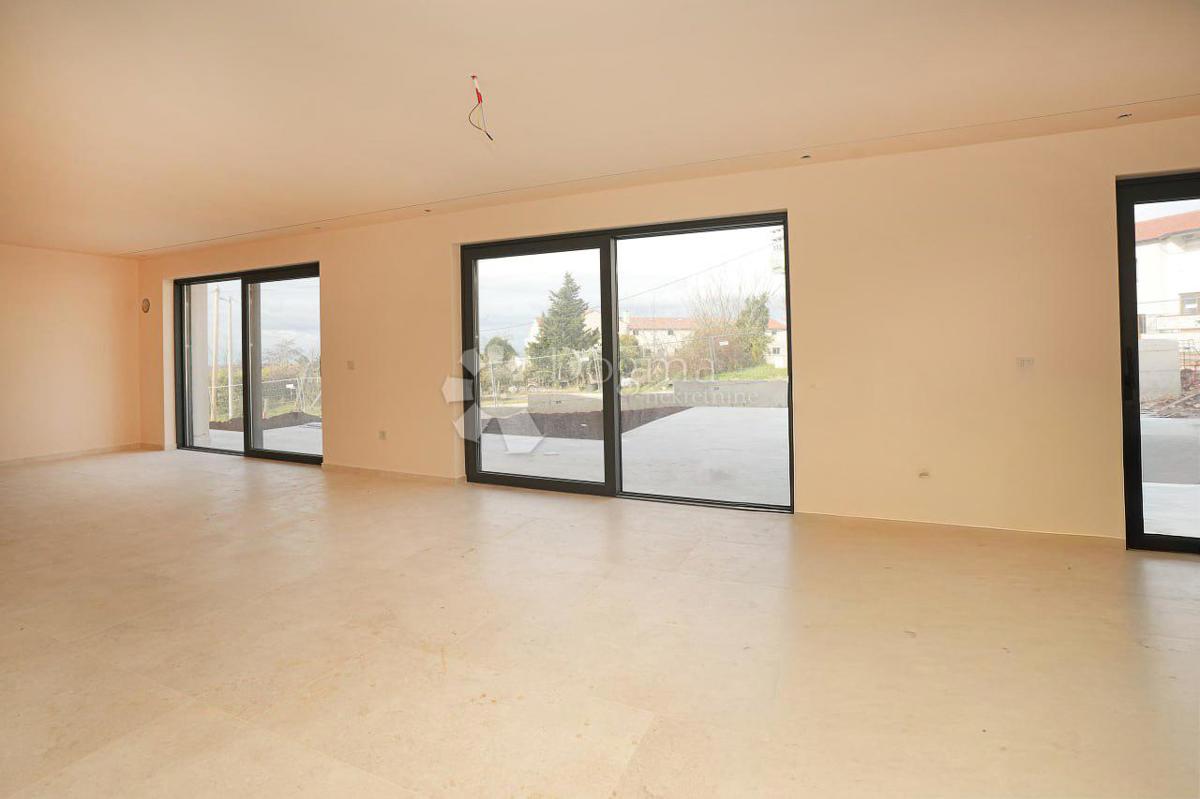 MODERNA VILA Z BAZENOM V NASELJU PRI POREČU