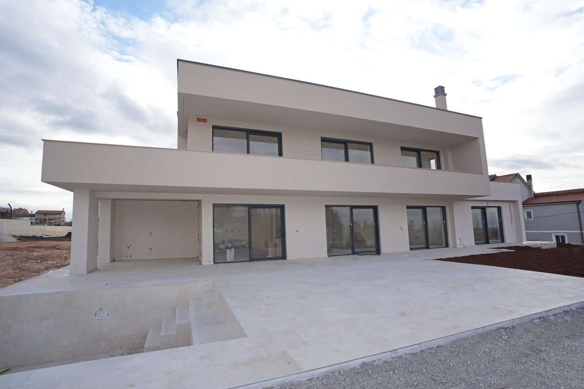 MODERNA VILA Z BAZENOM V NASELJU PRI POREČU