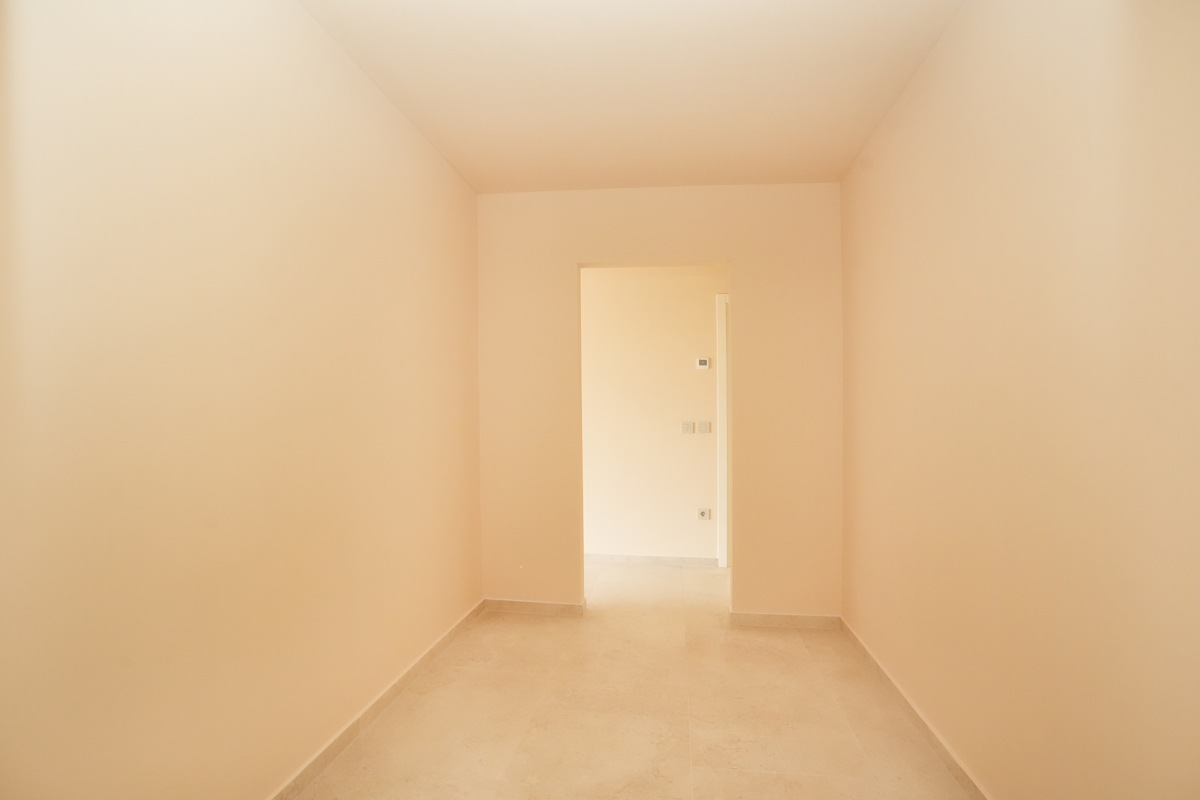 MODERNA VILA Z BAZENOM V NASELJU PRI POREČU