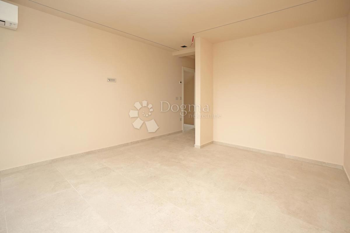 MODERNA VILA Z BAZENOM V NASELJU PRI POREČU