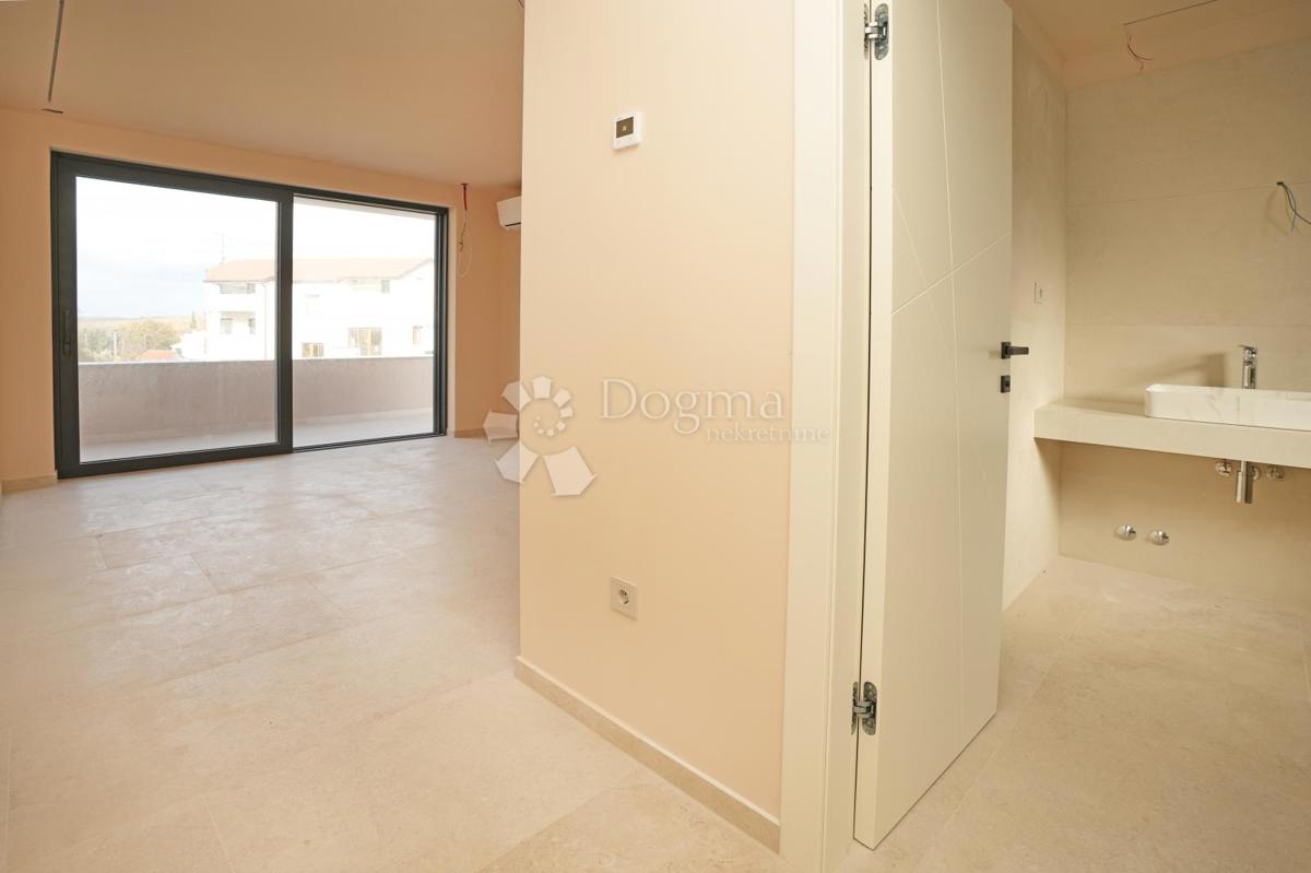 MODERNA VILA Z BAZENOM V NASELJU PRI POREČU