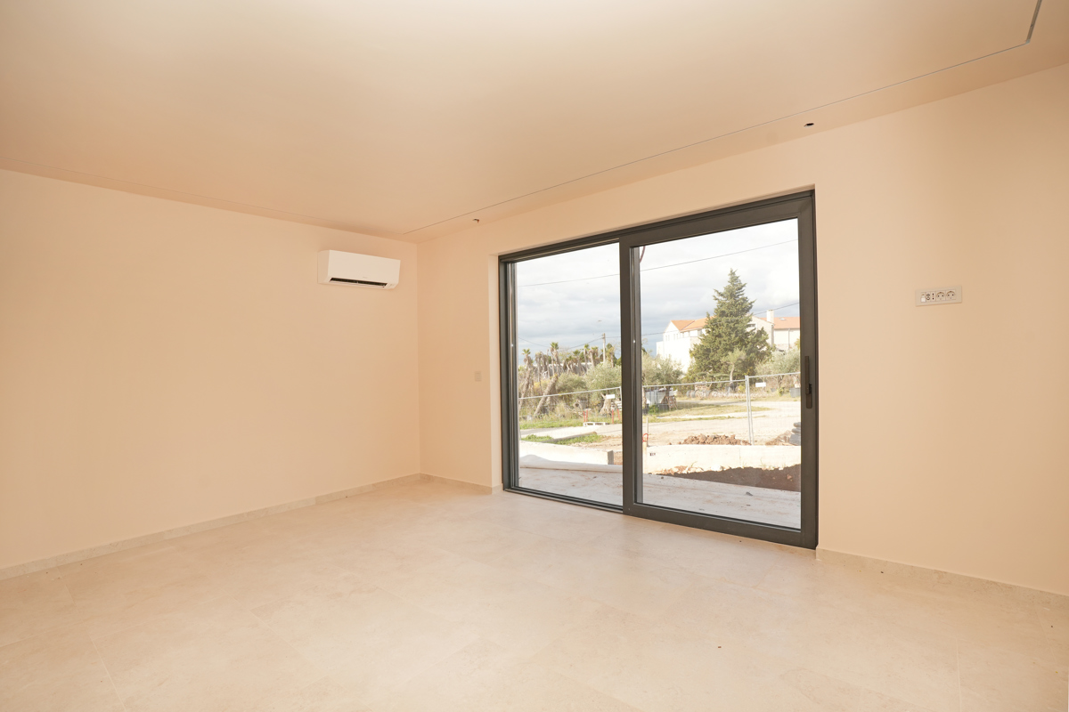 MODERNA VILA Z BAZENOM V NASELJU PRI POREČU