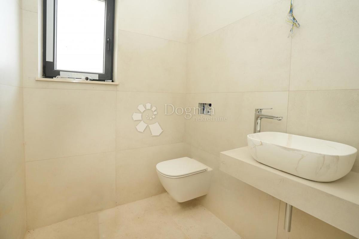 MODERNA VILA Z BAZENOM V NASELJU PRI POREČU