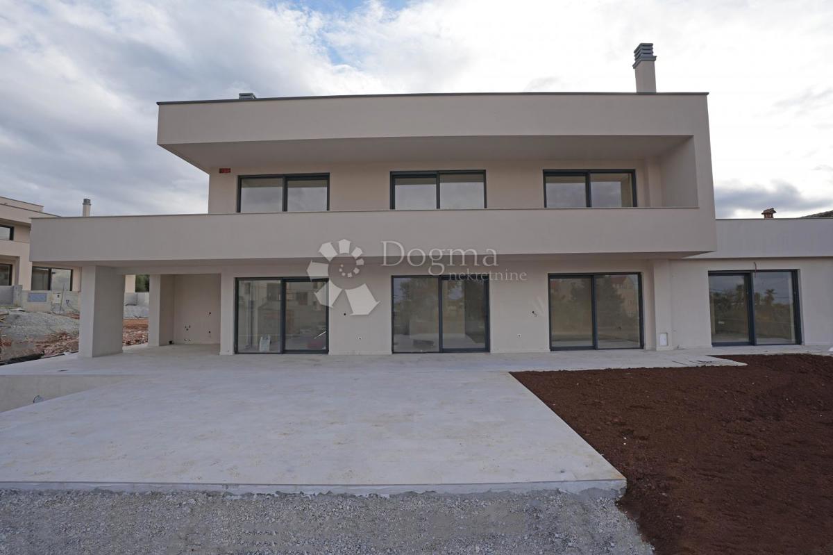 MODERNA VILA Z BAZENOM V NASELJU PRI POREČU