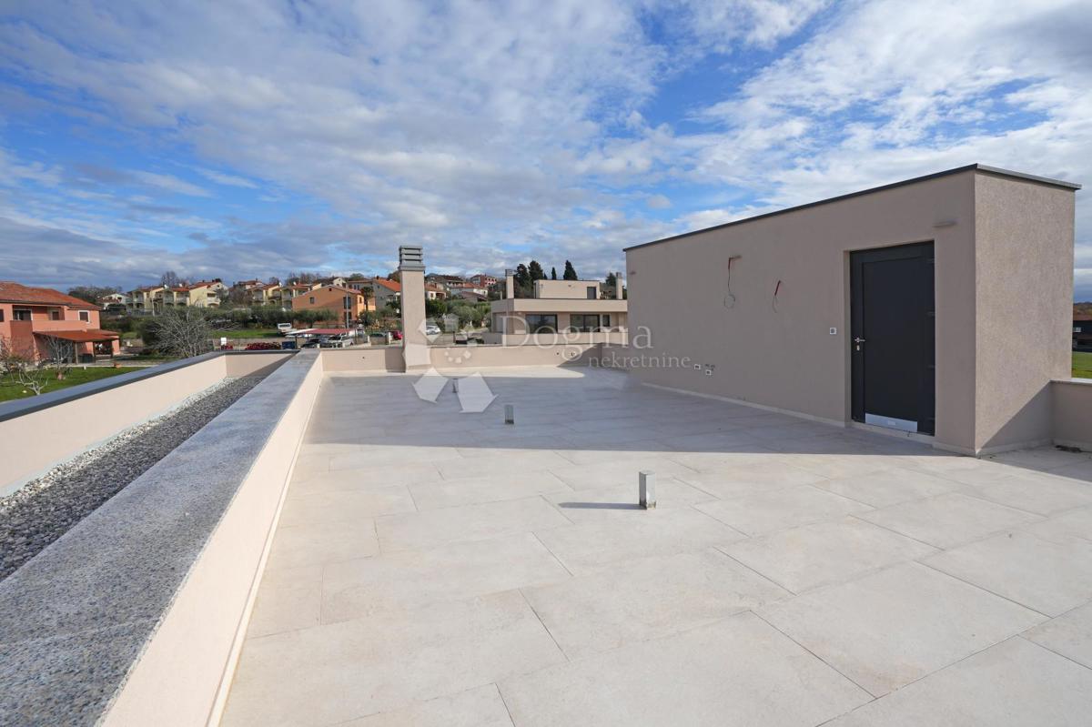 MODERNA VILA Z BAZENOM V NASELJU PRI POREČU