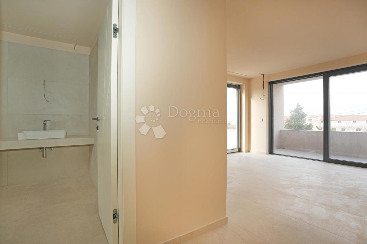 MODERNA VILA Z BAZENOM V NASELJU PRI POREČU