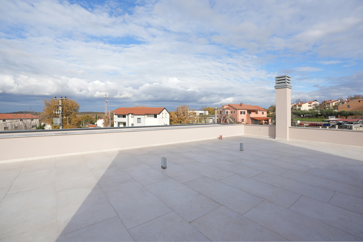 MODERNA VILA Z BAZENOM V NASELJU PRI POREČU