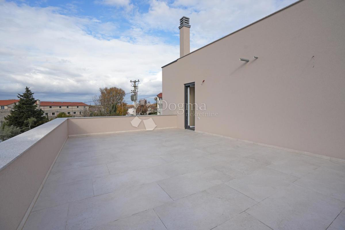 MODERNA VILA Z BAZENOM V NASELJU PRI POREČU