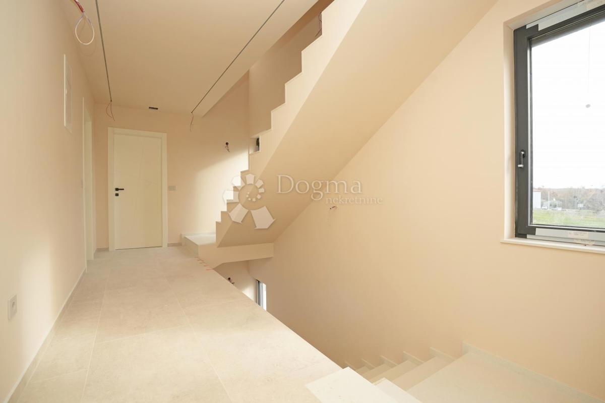 MODERNA VILA Z BAZENOM V NASELJU PRI POREČU