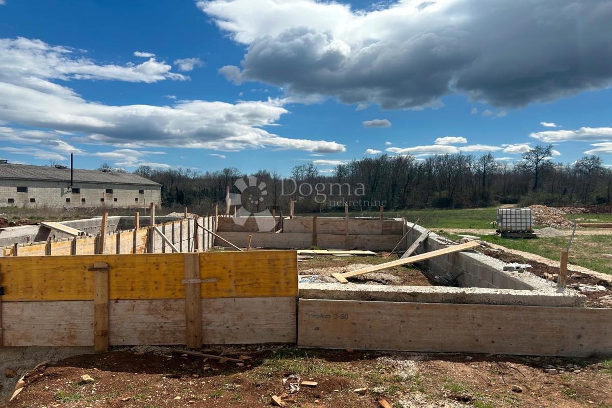 Zazidljivo zemljišče Kanfanar, 400m2