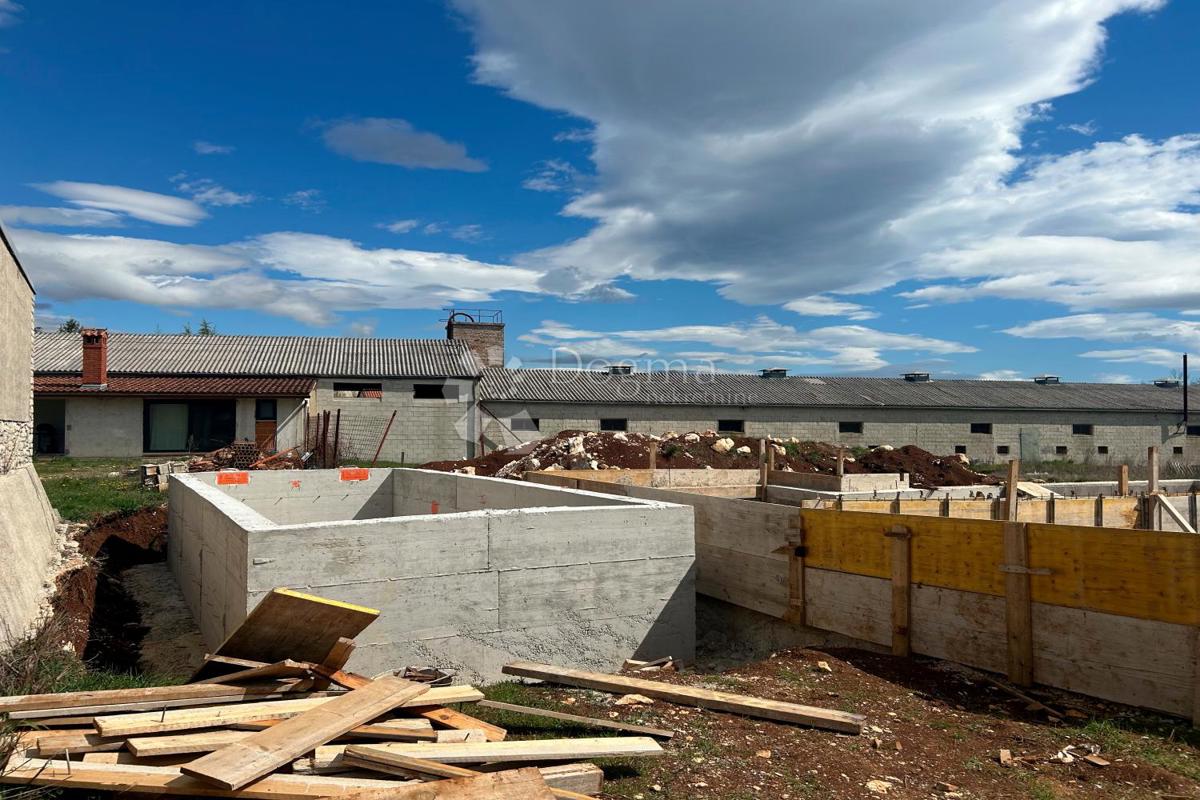 Zazidljivo zemljišče Kanfanar, 400m2