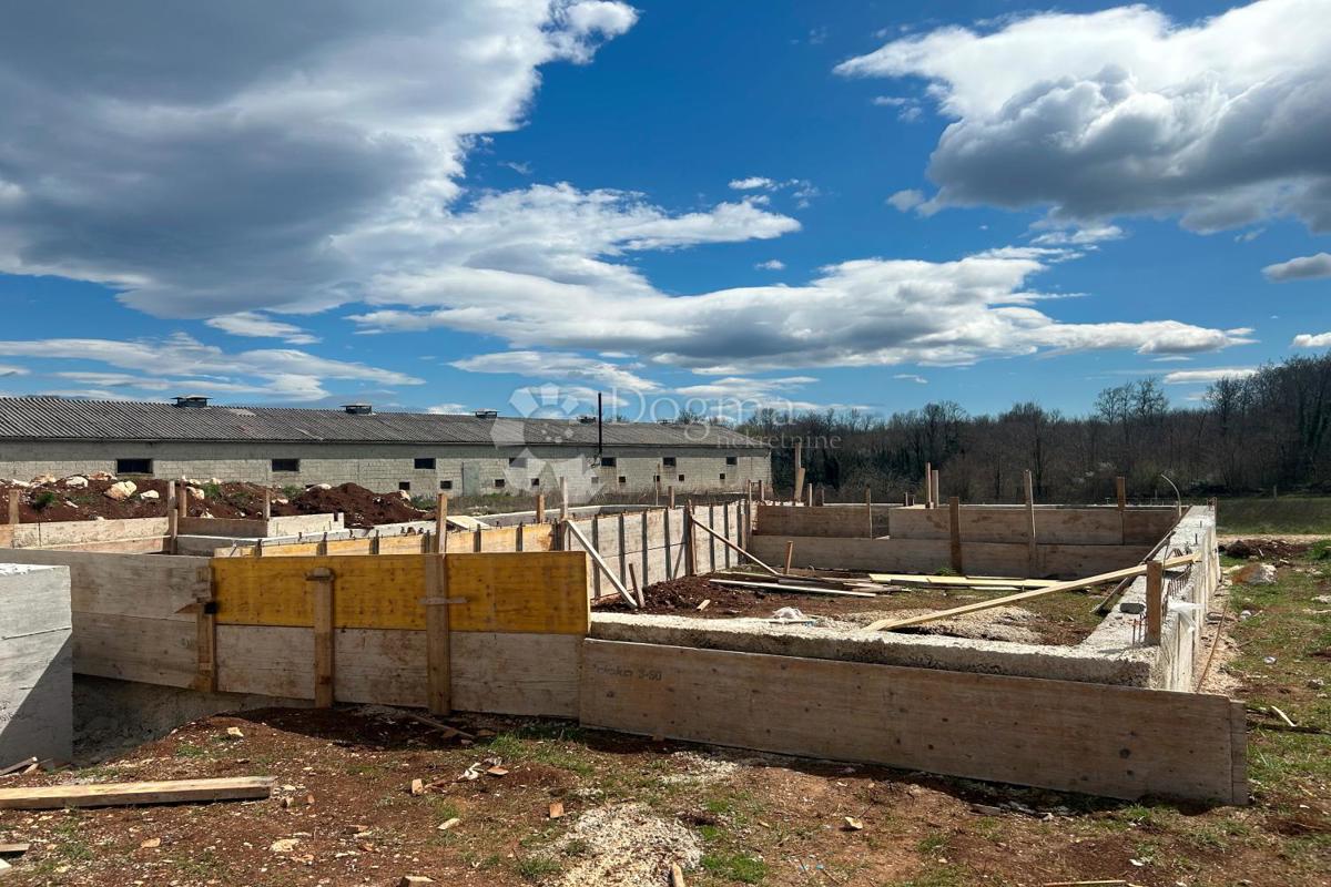 Zazidljivo zemljišče Kanfanar, 400m2