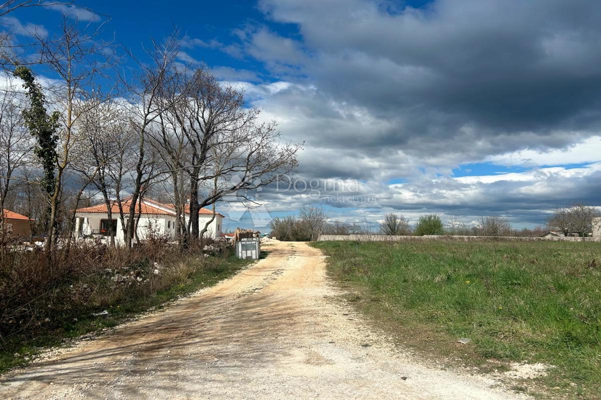 Zazidljivo zemljišče Kanfanar, 400m2