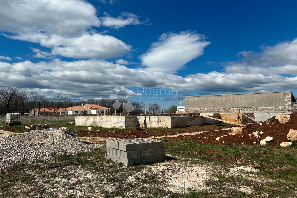 Zazidljivo zemljišče Kanfanar, 400m2