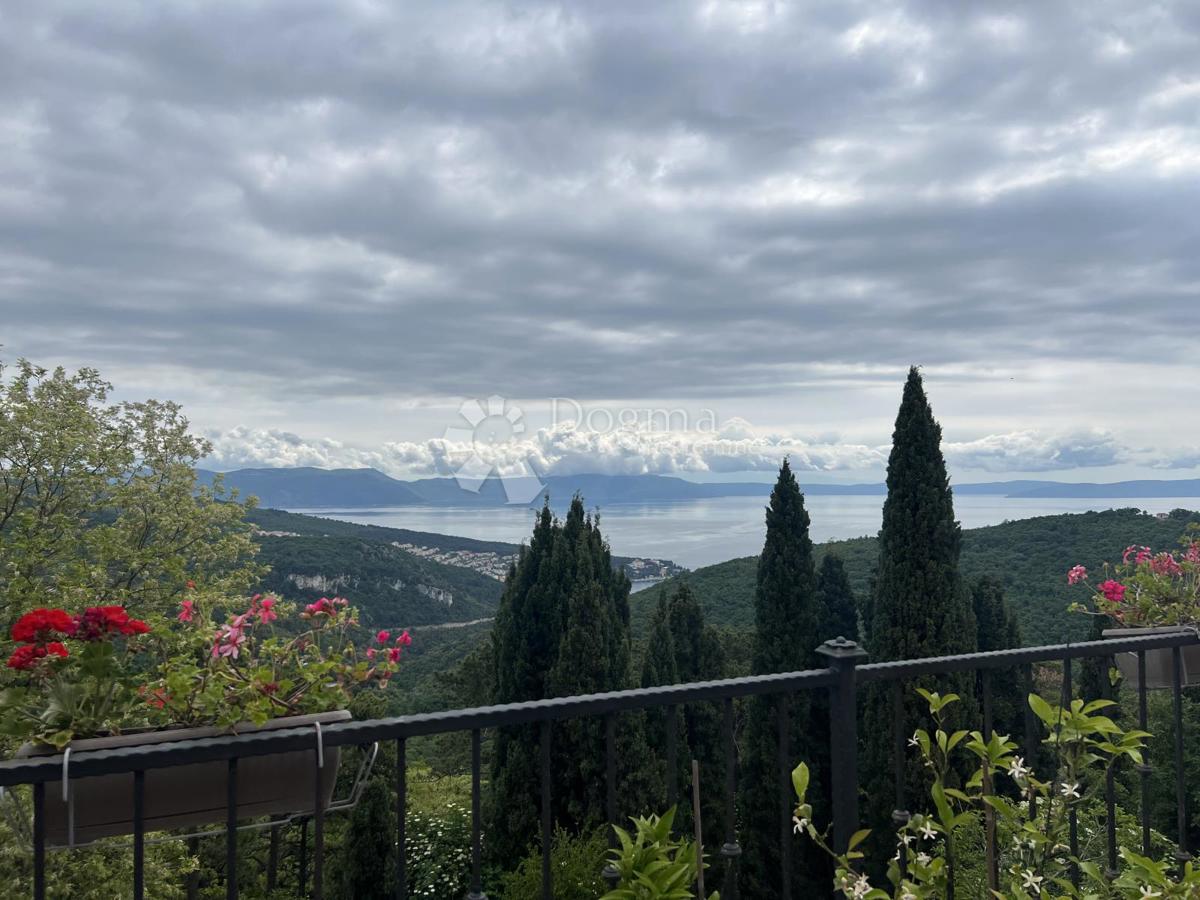 HIŠA V STAREM MESTNEM JEDRU Z POGLEDOM NA MORJE