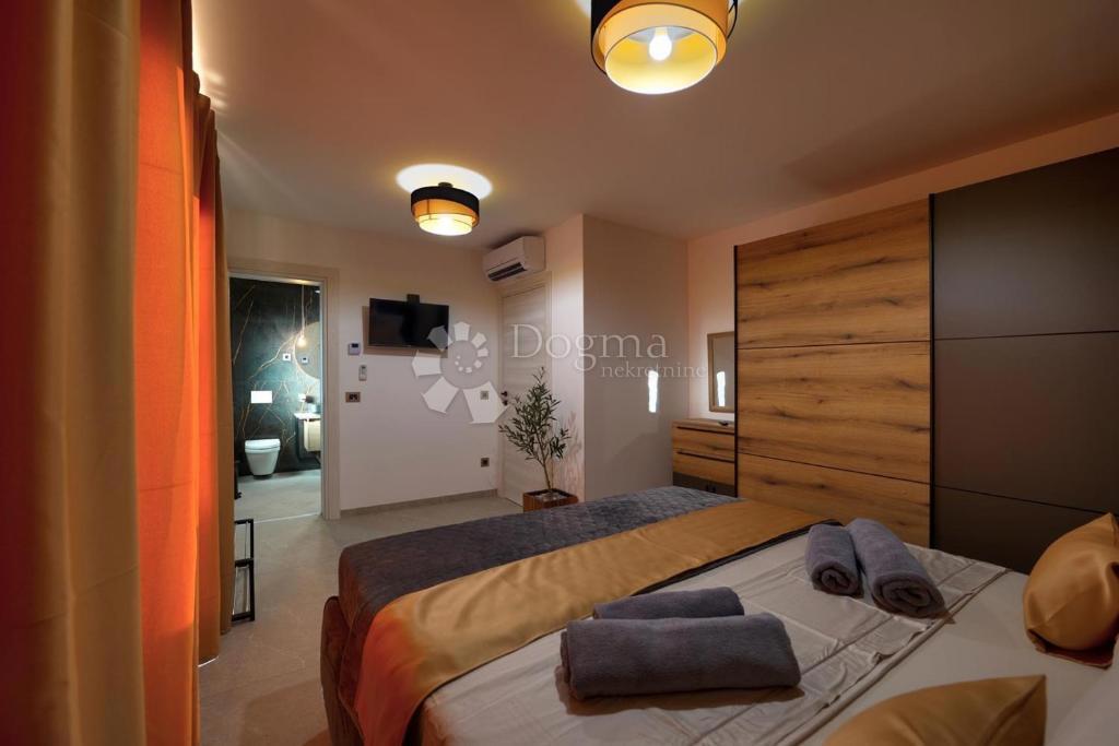 Moderna vila z bazenom, savno in jacuzzijem