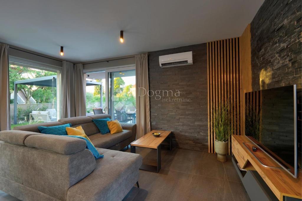 Moderna vila z bazenom, savno in jacuzzijem
