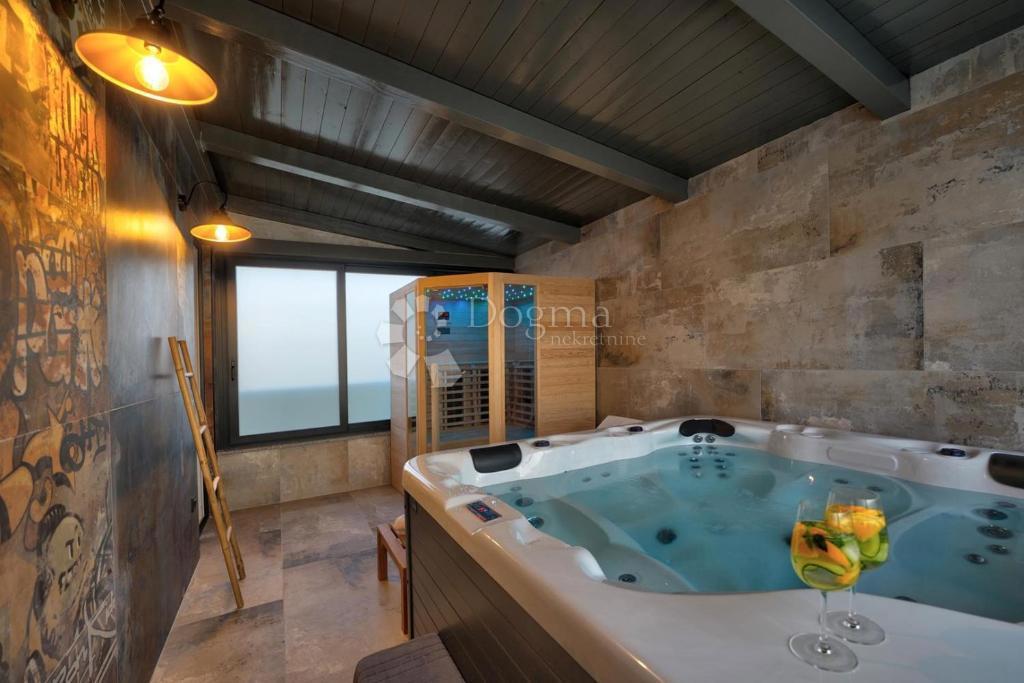 Moderna vila z bazenom, savno in jacuzzijem
