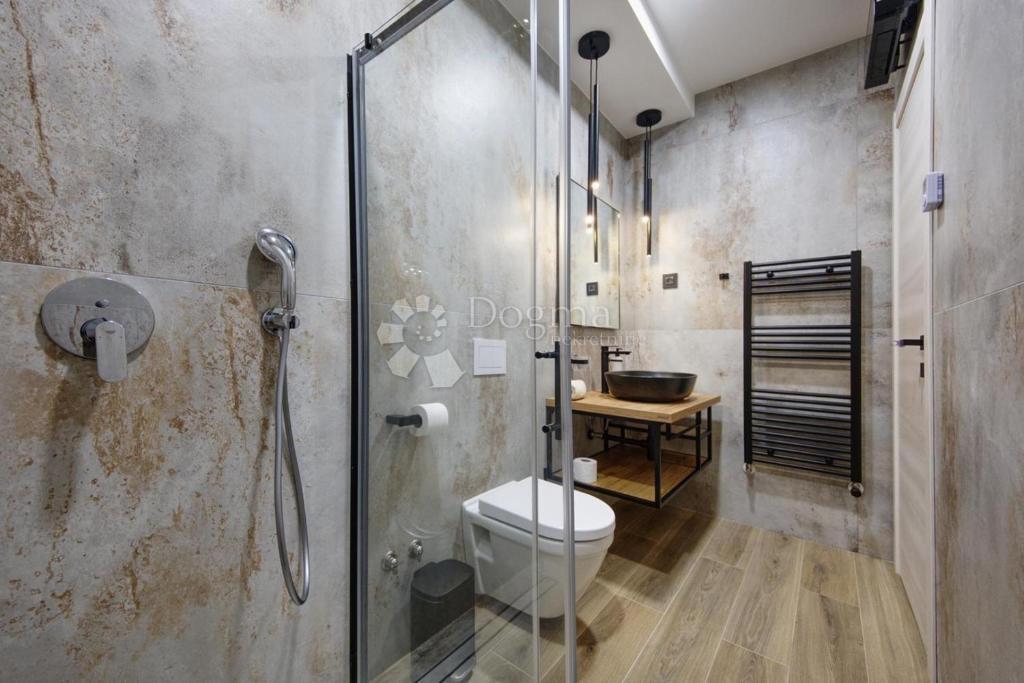 Moderna vila z bazenom, savno in jacuzzijem
