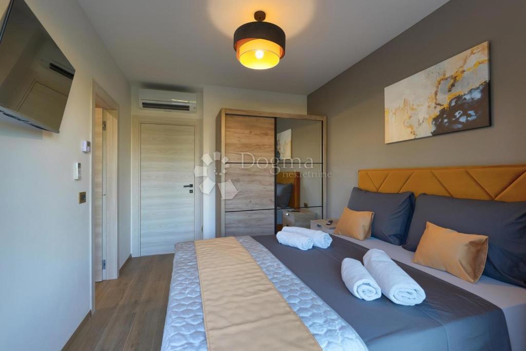 Moderna vila z bazenom, savno in jacuzzijem