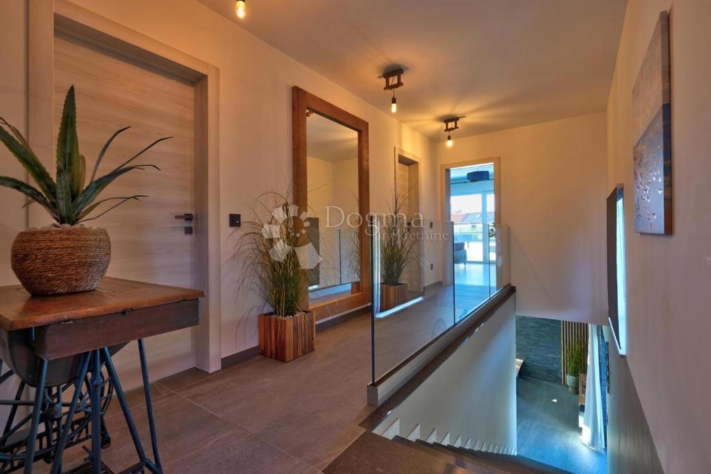 Moderna vila z bazenom, savno in jacuzzijem