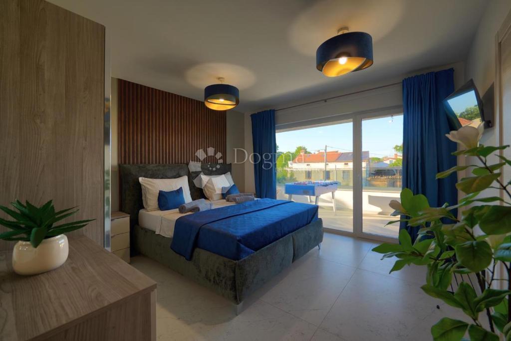 Moderna vila z bazenom, savno in jacuzzijem