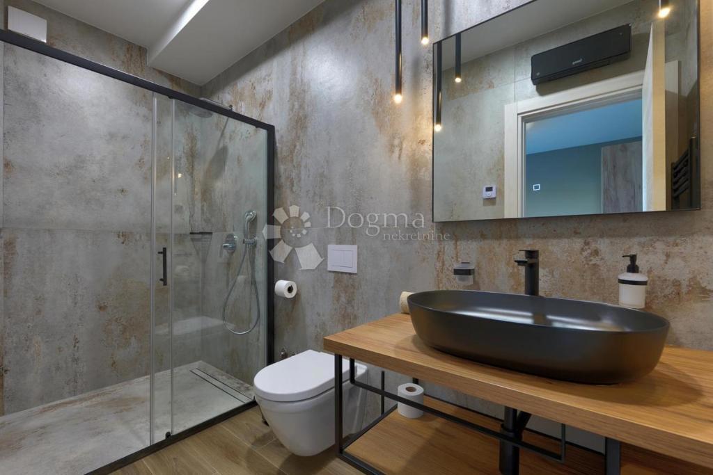 Moderna vila z bazenom, savno in jacuzzijem
