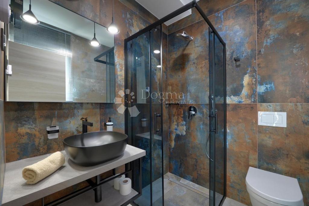 Moderna vila z bazenom, savno in jacuzzijem