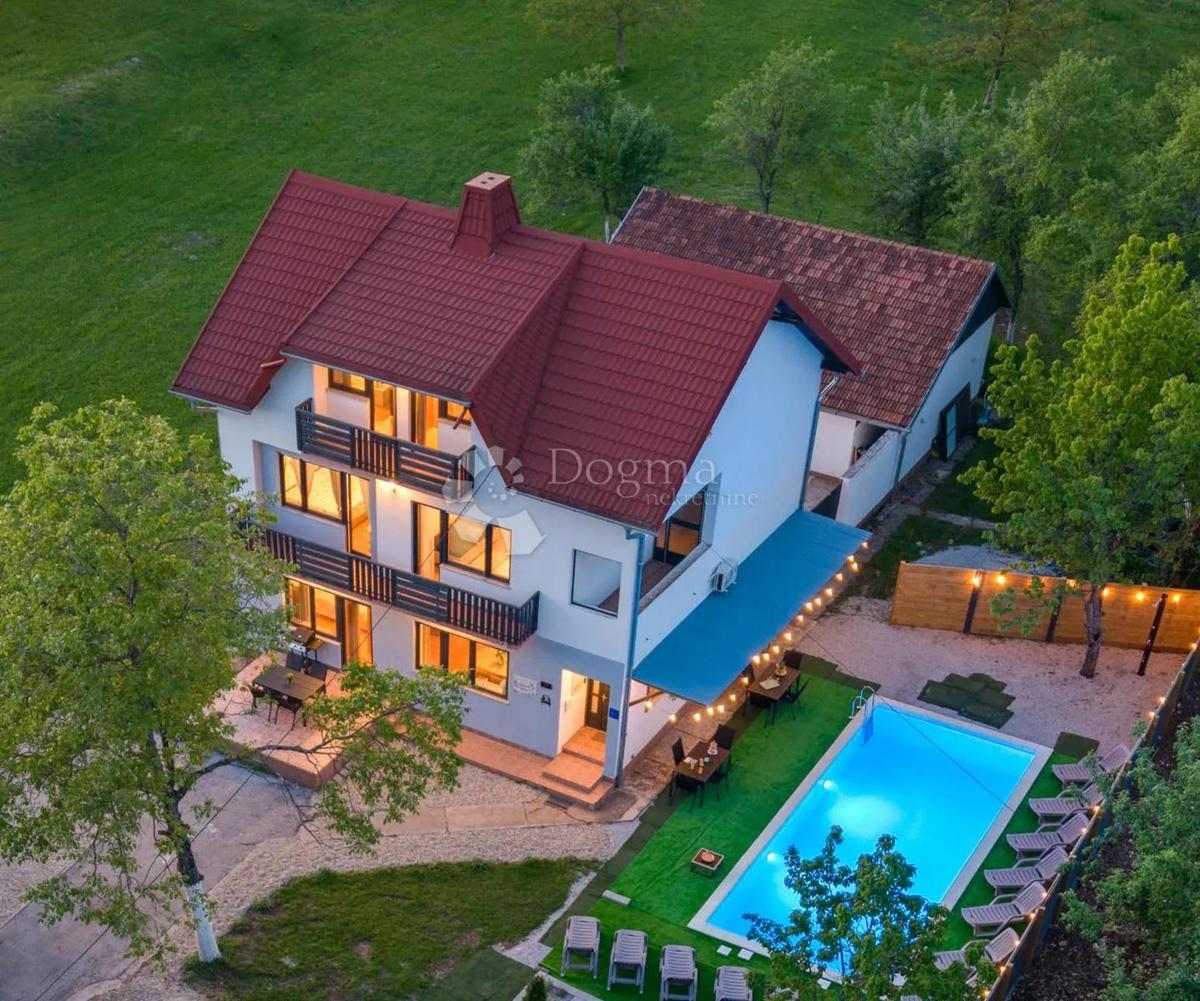 Hiša Drežnik Grad, Rakovica, 385m2