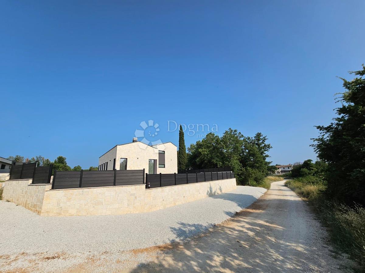 ČUDOVITA MODERNA VILA V OKOLICI POREČA