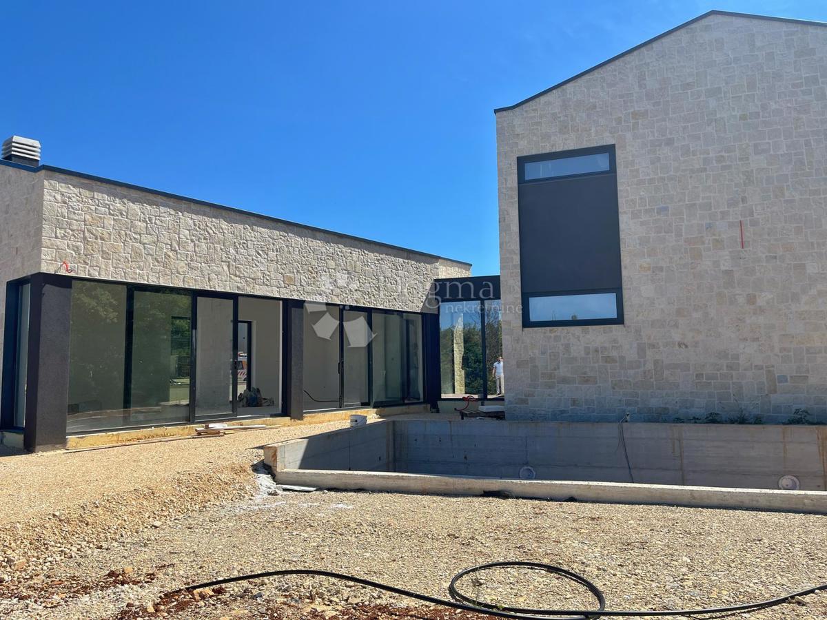 ČUDOVITA MODERNA VILA V OKOLICI POREČA
